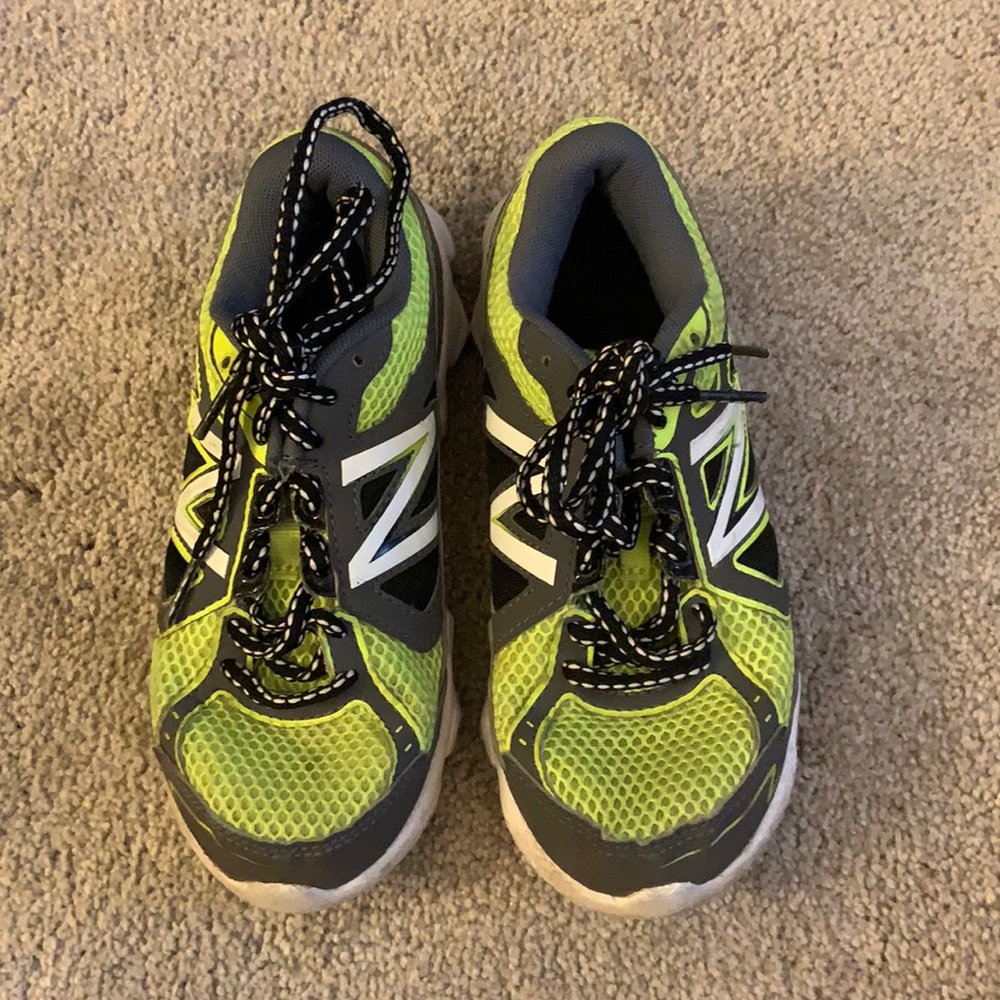 Boy’s NEW BALANCE green and grey shoes. Size 1y.